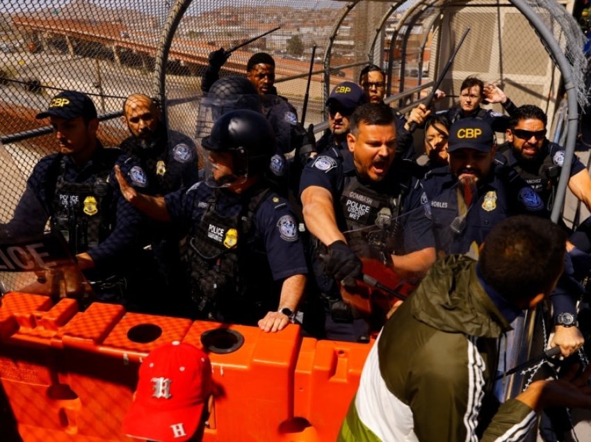 Qindra imigrantë përpiqen të hyjnë me forcë nga Meksika në SHBA