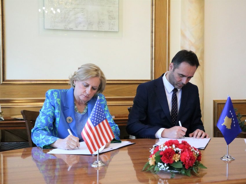 Kryetari Konjufca dhe drejtoresha e NDI-së, Soderberg, nënshkruan memorandum mirëkuptimi