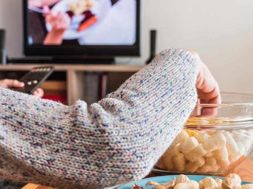 Pse nuk duhet të hani kurrë para televizorit? Si ta shmangim këtë zakon të keq?