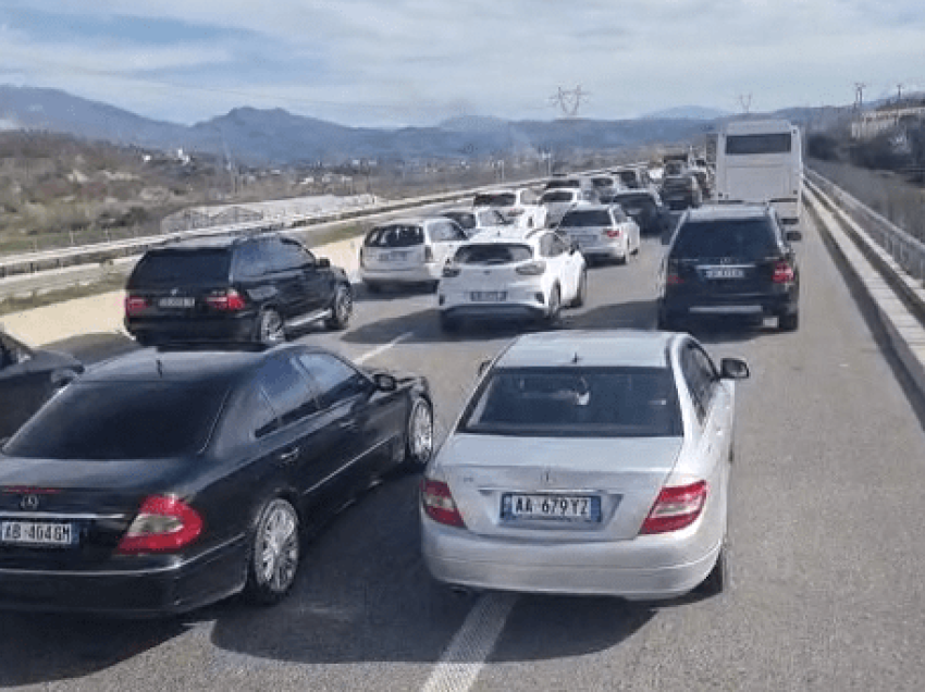 Dita e Verës/ 5 kilometra e gjatë radha e makinave në hyrje të Elbasanit