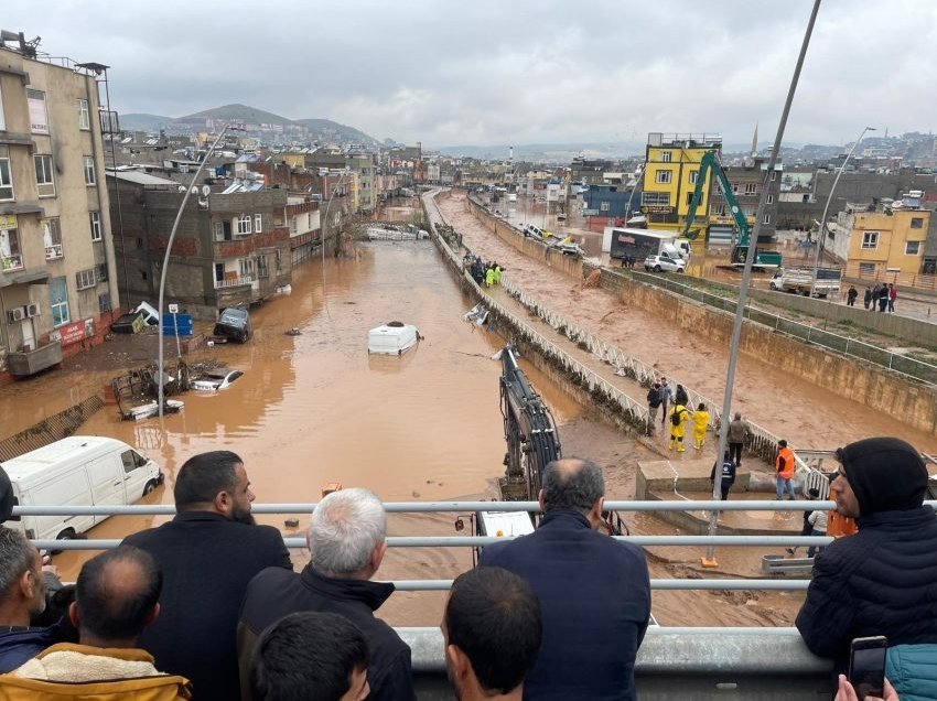 Përmbytje në Turqi, 10 persona humbin jetën në zonat e goditura nga tërmeti 