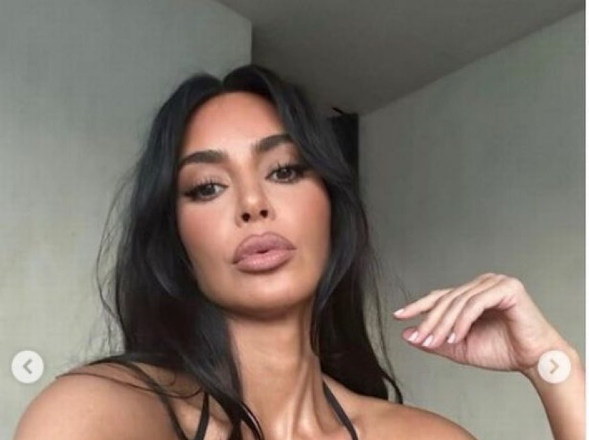 Kim Kardashian pozon selfie të nxehta në bikini – shfaq gjoksin seksi 