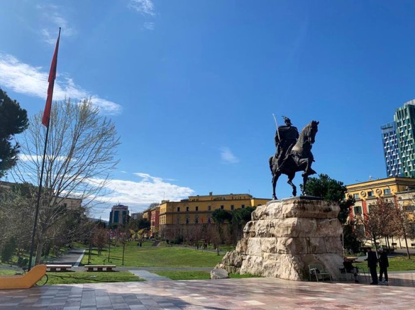 Borrell mbërrin në Tiranë, nxjerr foton nga sheshi Skënderbej dhe ka një mesazh të rëndësishëm për të gjithë