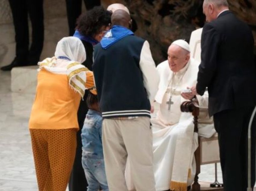 Papa pret refugjatët që arritën përmes korridoreve humanitare