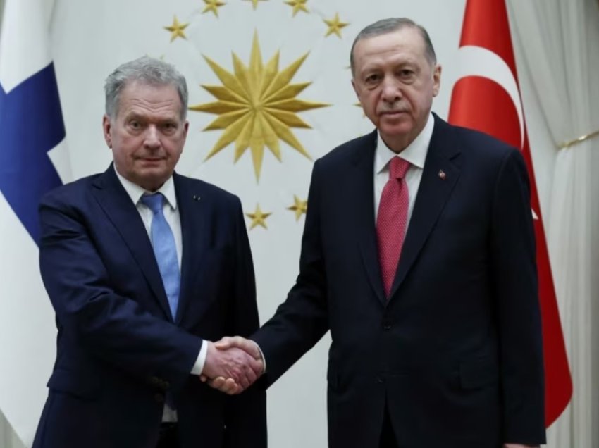 VOA: Turqia i hap dritën jeshile Finlandës për në NATO, por jo Suedisë