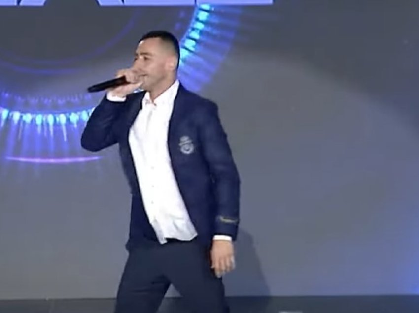 Stresi e këndon për herë të parë në publik këngën e re “Kosovë, Shqipëri”