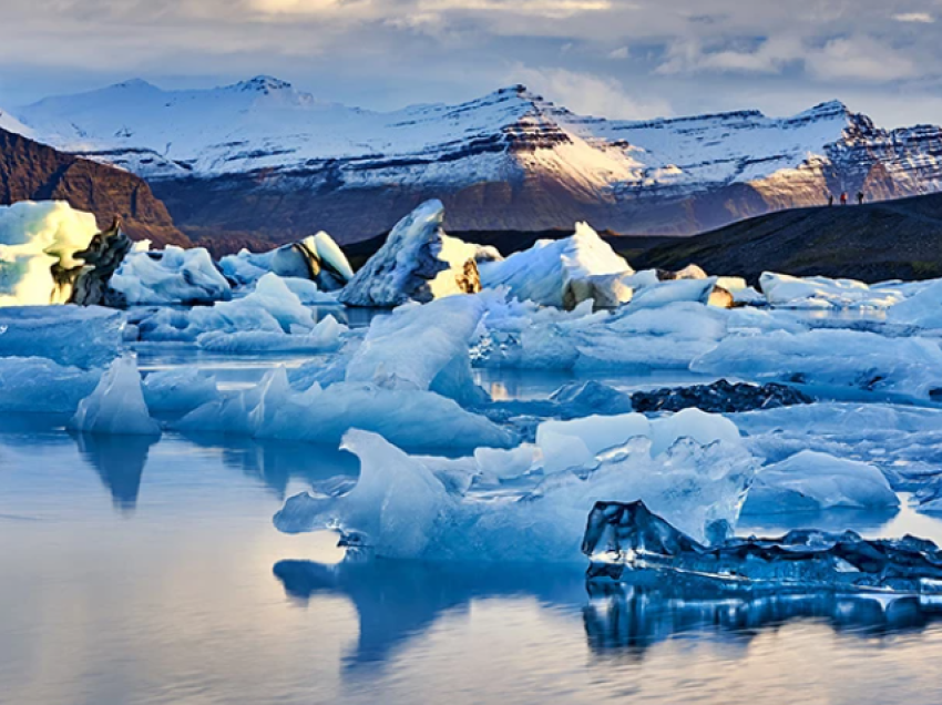Trashësia e akullit të Arktikut është përgjysmuar për shkak të ndryshimeve klimatike