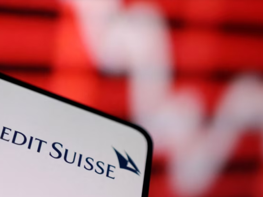 Banka zvicerane UBS besohet të jetë në bisedime për të blerë rivalen Credit Suisse