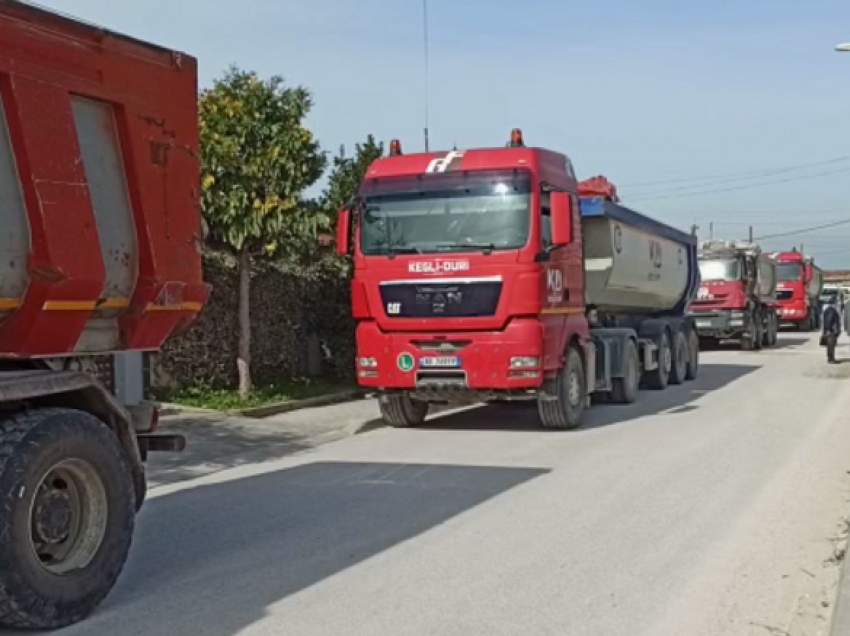 Banorët bllokojnë rrugën në Mamurras; nuk lejojnë kalimin e mjeteve të tonazhit të rëndë