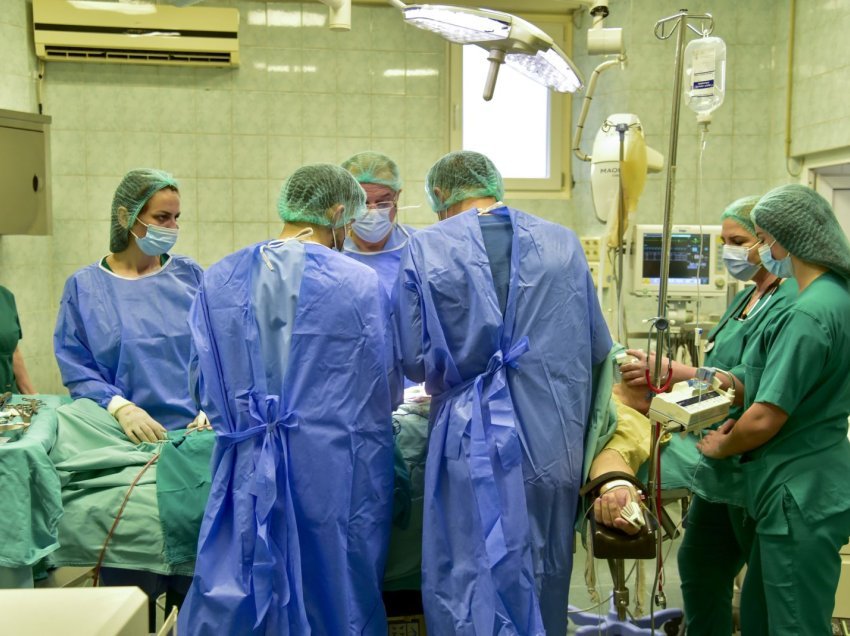 Kryhet një operacion i rrallë në Spitalin e Pejës, 67-vjeçares i heqet masa tumorale 