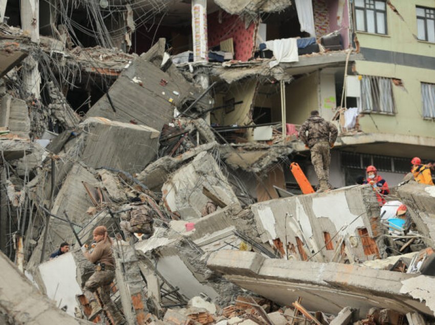 Arrin në mbi 50 mijë numri i të vdekurve nga tërmetet në Turqi