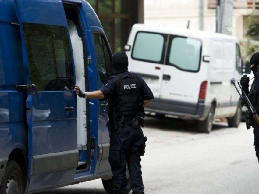 Aksion i madh i policisë në Podujevë, arrestohen disa inspektorë të dyshuar për rrënimin e vilave në Orllan