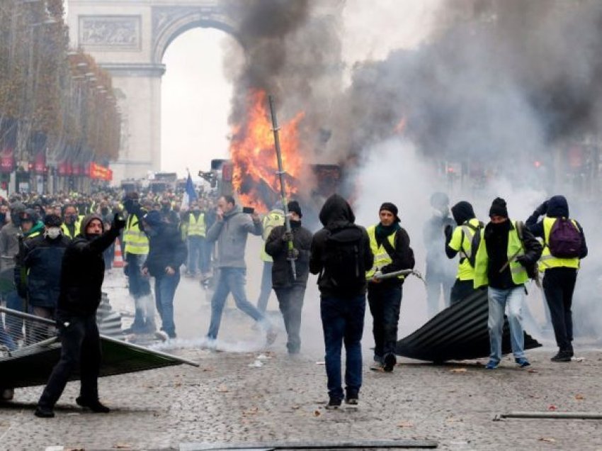 Franca digjet prej gjashtë netësh, protestuesit francezë nuk dorëzohen