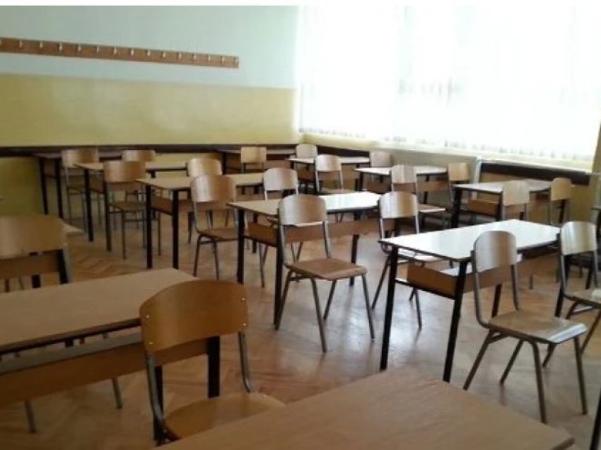 Kanoset drejtori i një shkolle në Pejë, shkak dy nxёnёs u suspenduan nga procesi mësimor