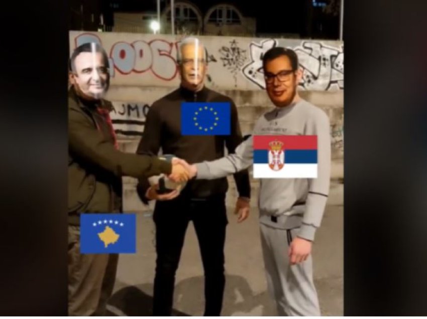 Marrëveshja e Ohrit nga studentët në Serbi është ilustruar si një lojë e futbollit, ku Vuçiq e shet lojën