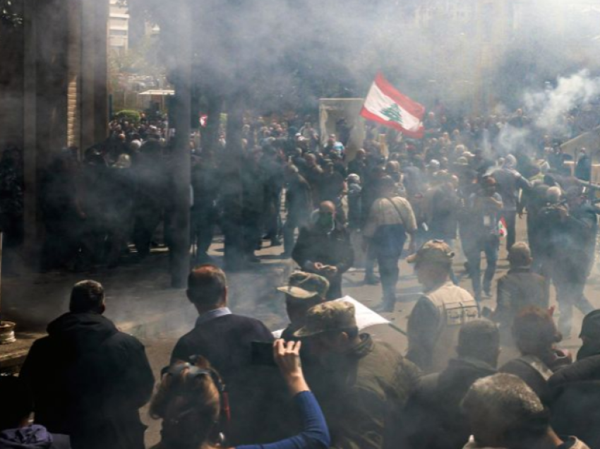 Libanezët përleshen me policinë në protestat kundër rrënimit ekonomik