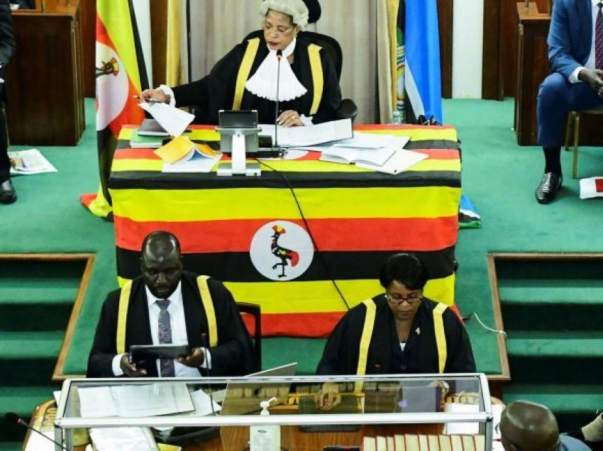 Parlamenti i Ugandës miraton projektligjin që dënon me burg ata që identifikohen si LGBTQ