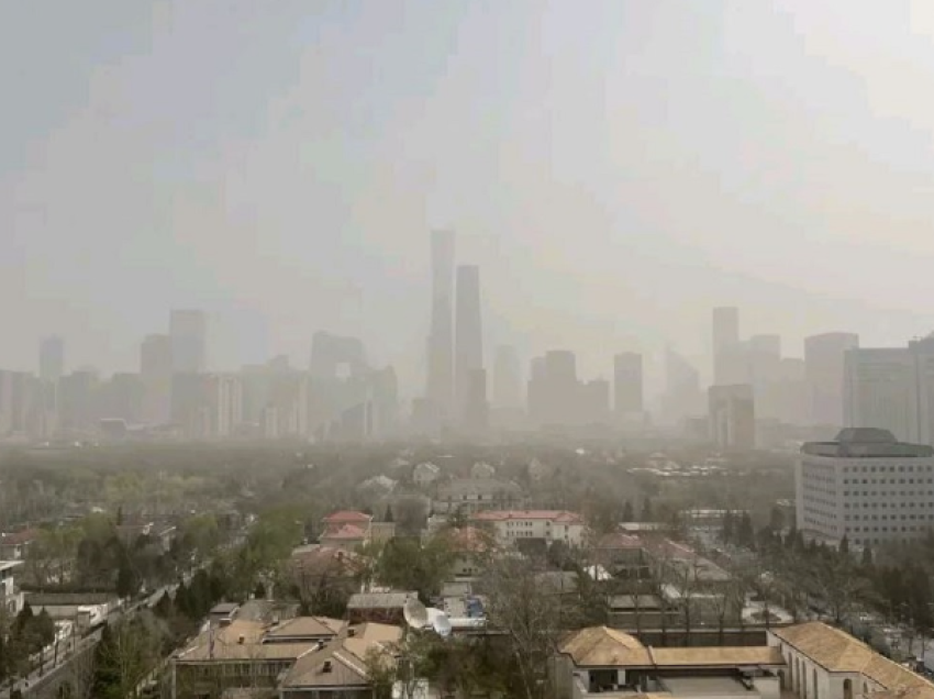 Stuhitë e rërës mbulojnë Pekinin dhe Kinën veriore, ndotja e ajrit në nivele ekstreme