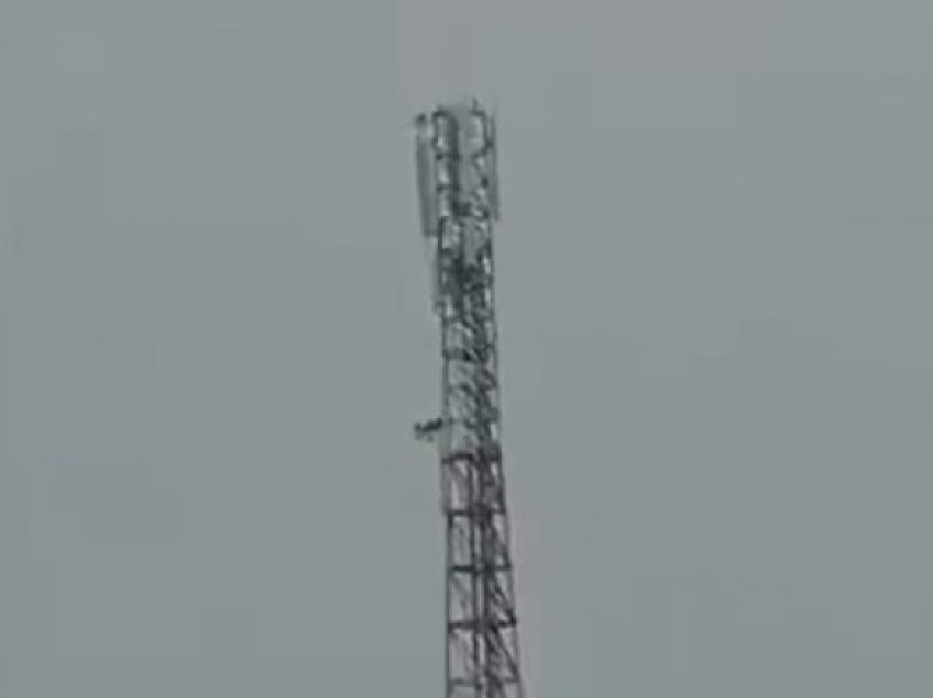 Flamuri ukrainas valon në majën e kullës së telekomunikimit në Krime