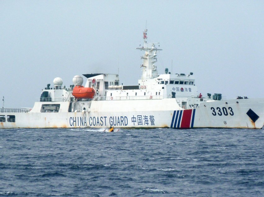 Ushtria e Kinës thotë se luftanija amerikane hyri ilegalisht në ujërat në Detin e Kinës Jugore