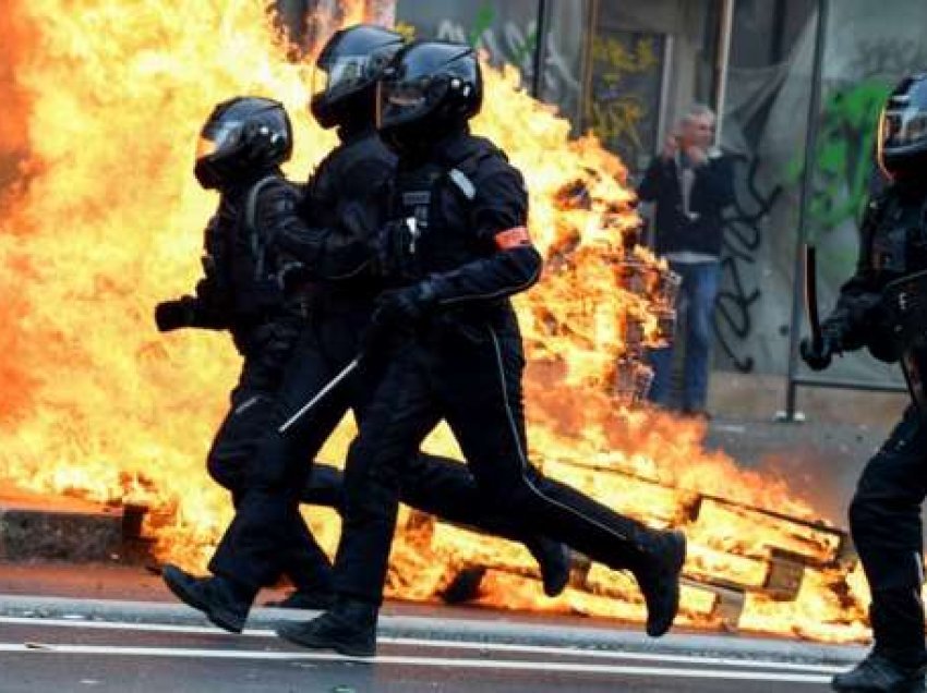 Reforma e pensioneve në Francë/ Vijon përleshja mes protestuesve dhe policëve, plagosen 123 efektivë dhe arrestohen 80 demonstrues