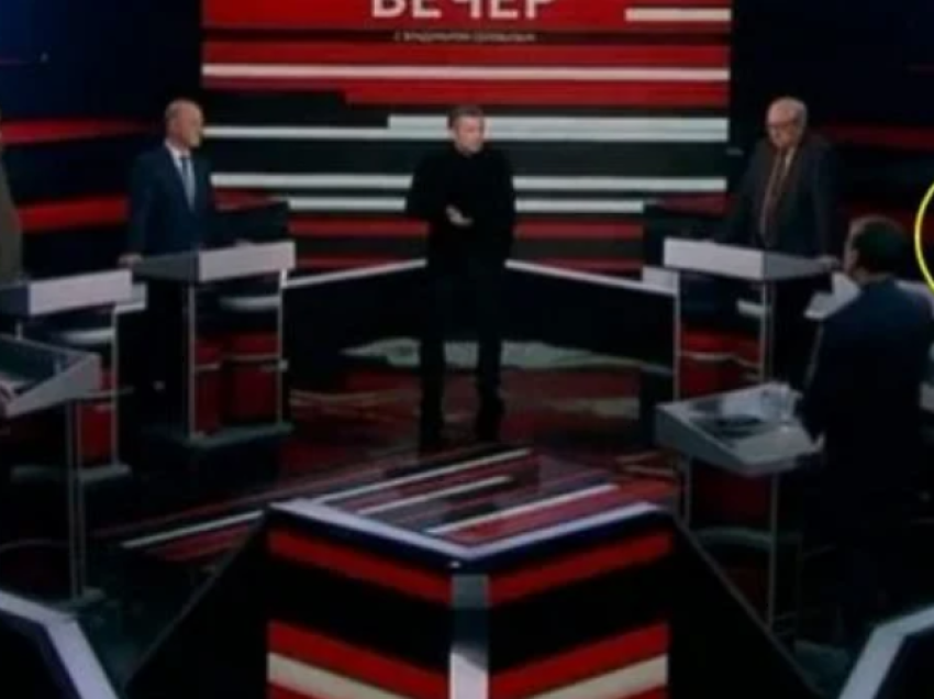 Mysafirit të emisionit të “zërit të Putinit” i bie të fikët gjatë një diskutimi për situatën në Rusi