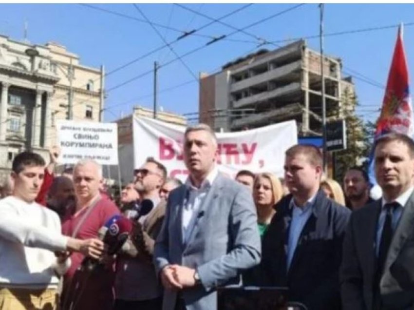‘’Jep dorëheqje, jo kapitullimit’’: Serbët protestojnë kundër Vuçiqit në Beograd