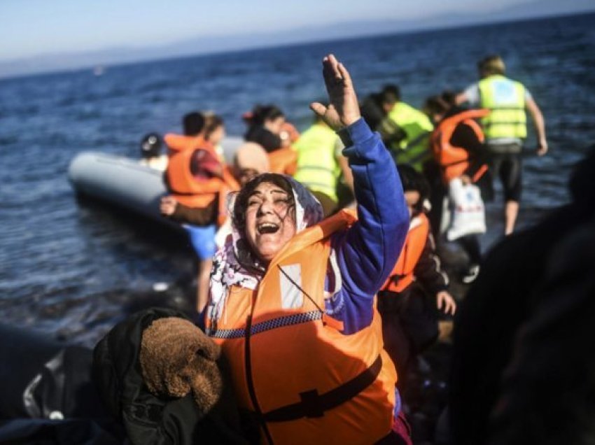 Një tjetër anije fundoset në Detin Mesdhe, raportohen 34 refugjatë të zhdukur