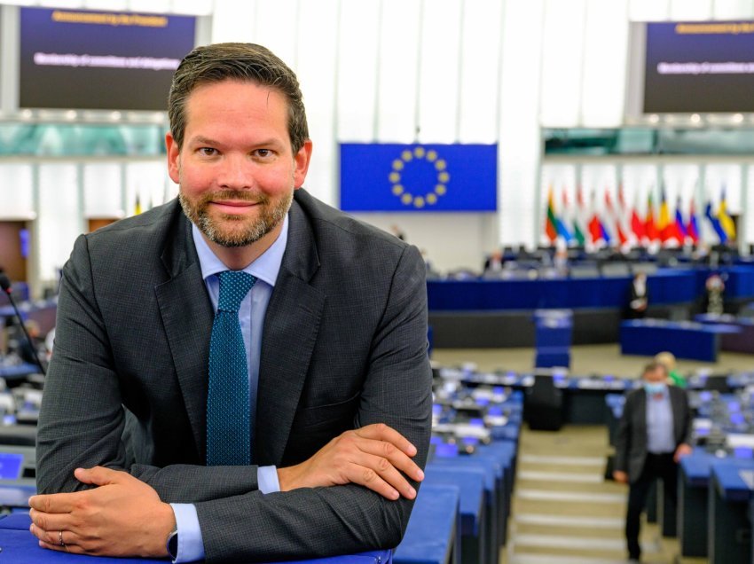 Eurodeputeti austriak flet për “Bota sot”: Kurti e mori me seriozitet dialogun me Serbinë – zbatimi i këtij plani është një hap i madh!