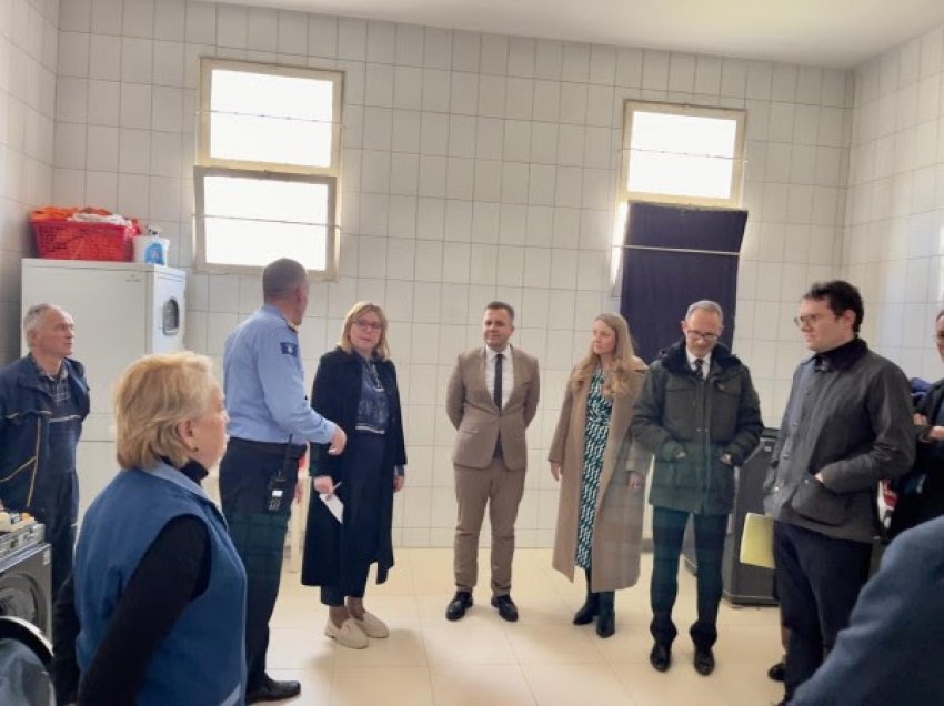 ​Danezët vizitojnë burgun e Gjilanit, shohin nga afër hapësirat