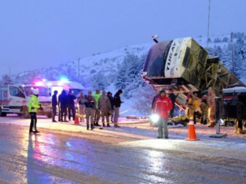 Dy të vdekur e 21 të plagosur nga aksidenti i autobusit në Turqi, shkak bora dhe akulli