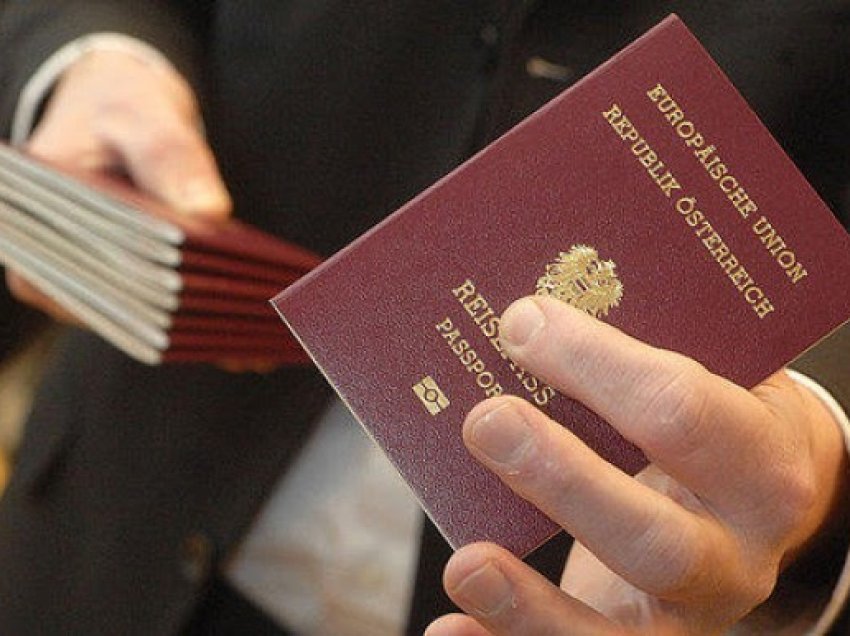 Vidhet një pasaportë austriake në Prizren
