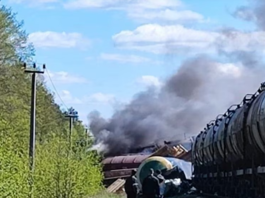 Një shpërthim e nxjerr nga shinat një tren në kufirin rus
