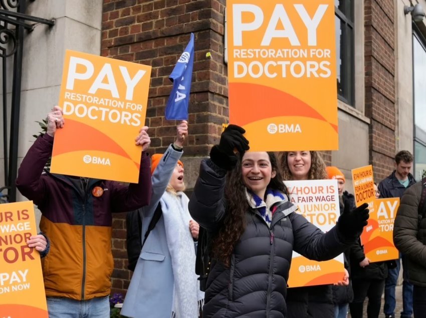 Protestojnë mjekët në Britani të Madhe, kërkojnë rritje të pagave
