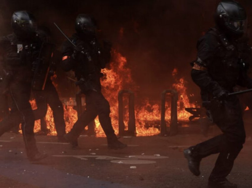 Pamje dramatike nga Parisi: Polici në flakë, goditet me koktej molotovi – kolegët mezi e shpëtojnë