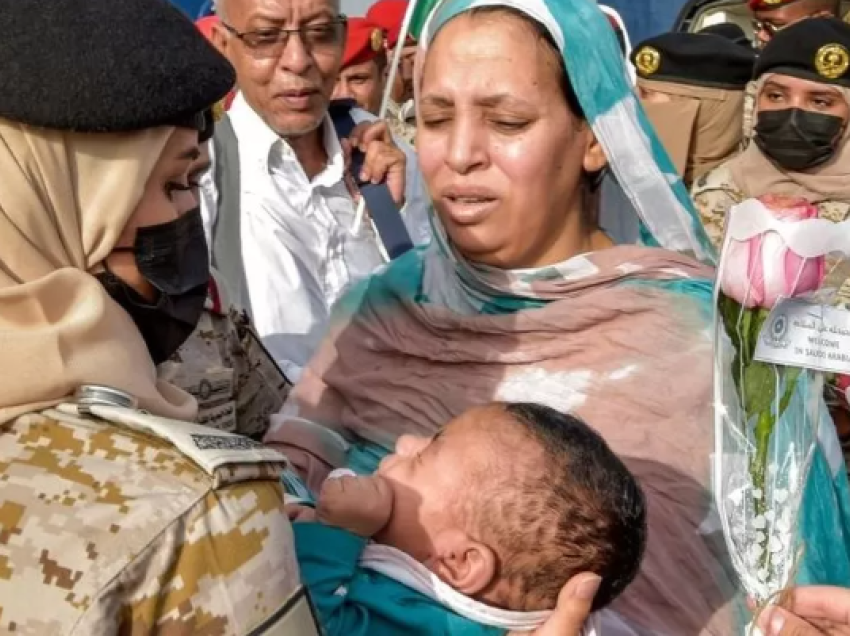 Kriza në Sudan: Civilët po përballen me katastrofë, 100 mijë veta lëshojnë vendin