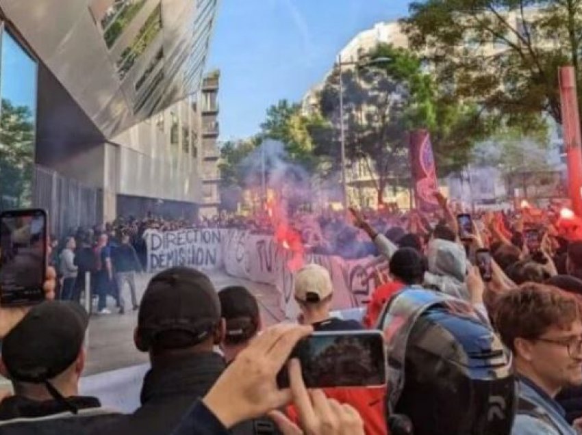 Tifozët e PSG-së i vazhdojnë protestat