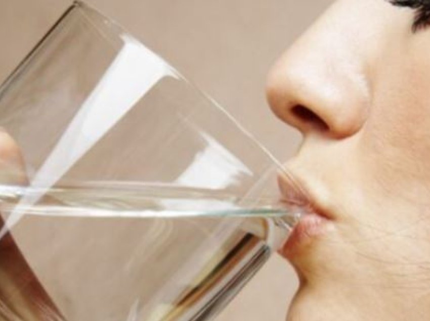 ​Ja pse duhet të pini një gotë me ujë të ngrohtë çdo ditë