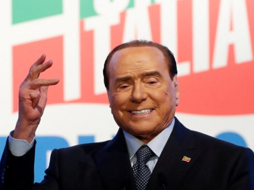Berlusconi u drejtohet mbështetësve nga spitali