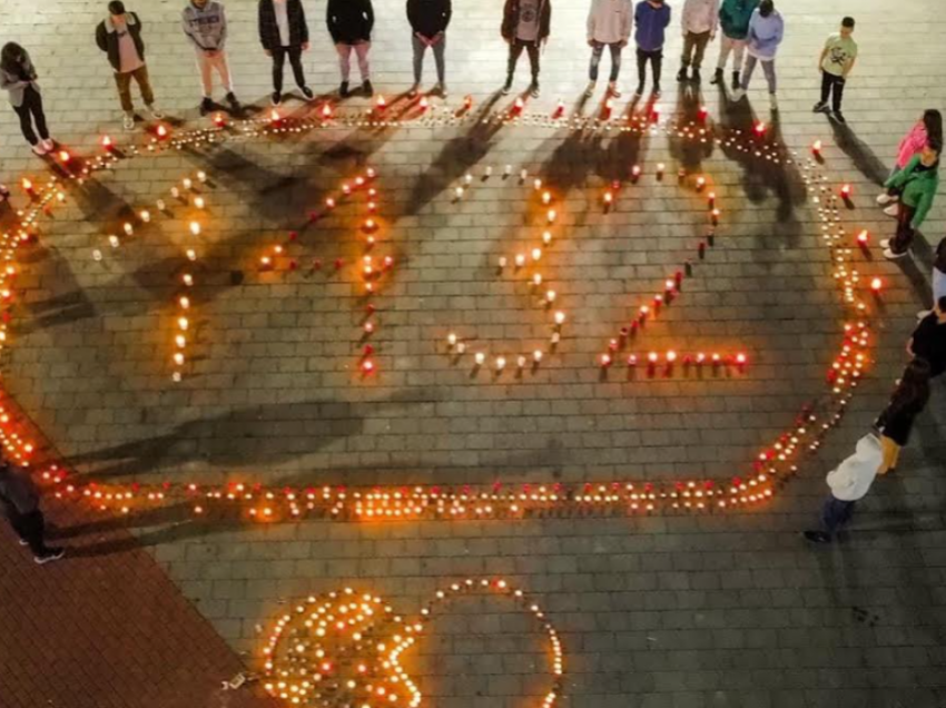 Ferizaj, ndezën qirinjtë në kujtim të viktimave të luftës në Kosovë