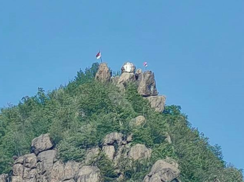 Flamuri kuq e zi u vendos në një fshat të Zveçanit, tash raportohet se është larguar dhe zëvendësuar me dy flamuj serb