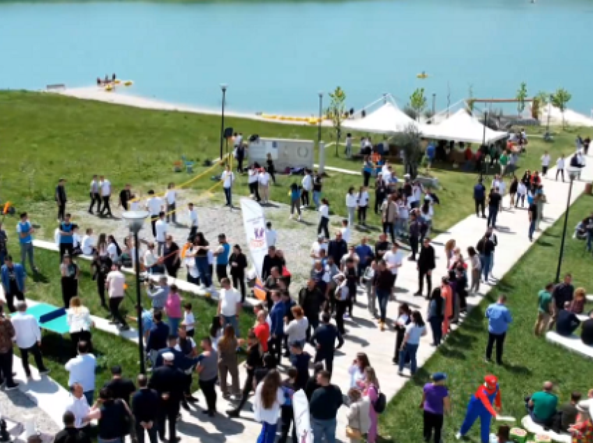 Veliaj tregon projektet për Tiranën, merr pjesë në aktivitetet sportive në parkun e liqenit të Farkës