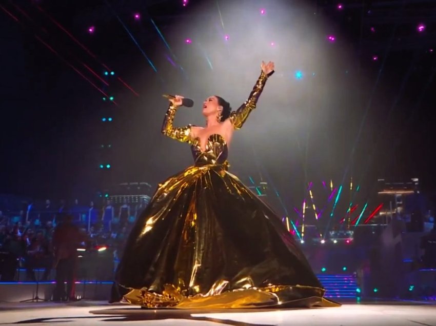 Familja Mbretërore argëtohet edhe me “Roar”, performancën e Katy Perry