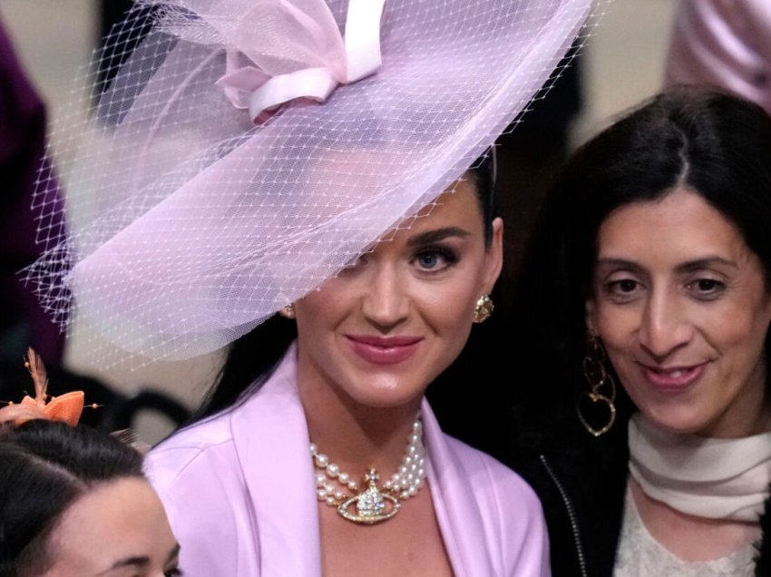 Katy Perry mezi gjeti vend në kurorëzimin e mbretit Charles 