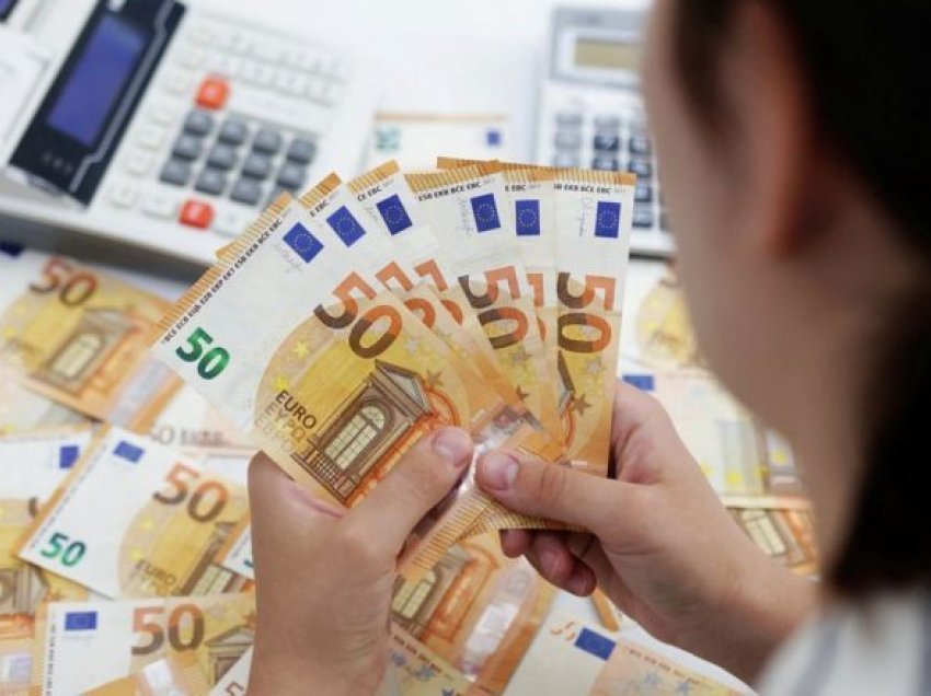 Ekspertët: Zhvlerësimi i euros nuk është normal, duhet ndërhyrje emergjente