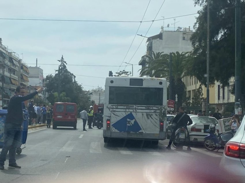 E rëndë në Greqi, makina përplas dhe merr zvarrë 13-vjeçaren, ndërron jetë e mitura