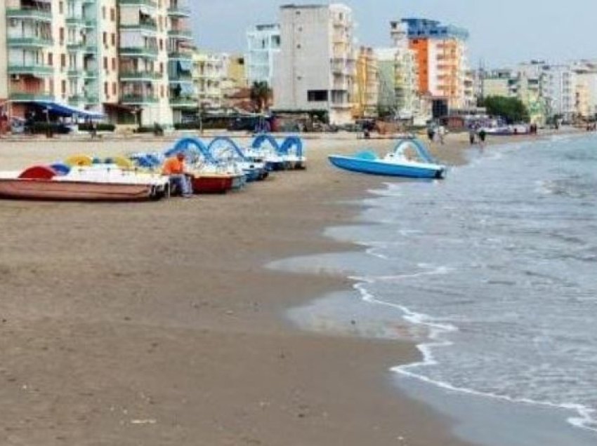 Durrës, një grua gjendet e pajetë në breg të detit