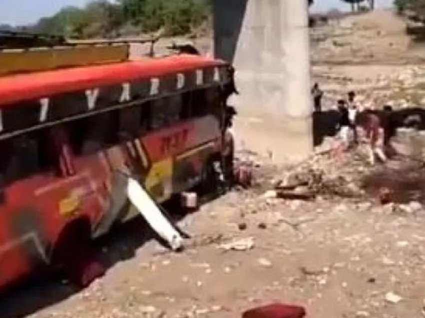 Tragjike/ Autobusi bie nga ura, raportohet numri i viktimave