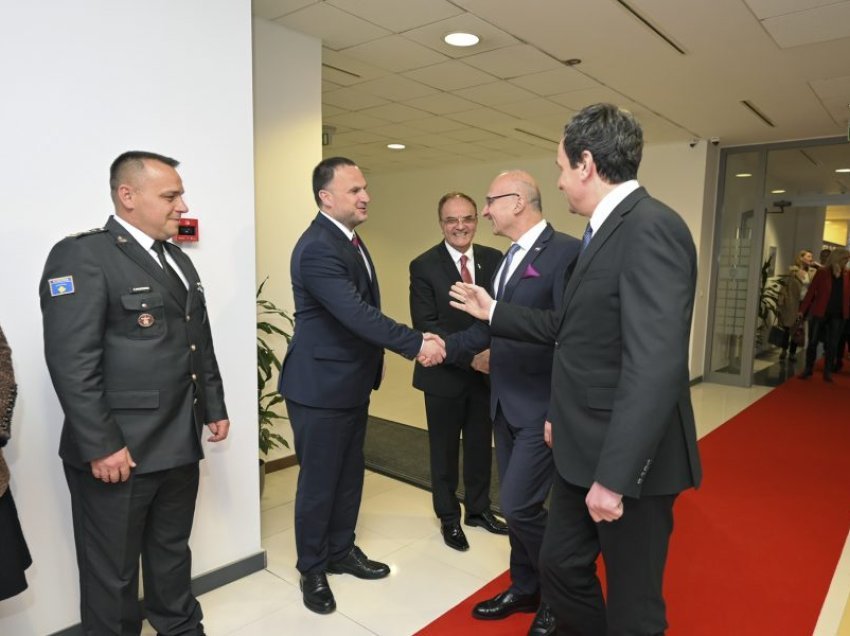 Martin Berishaj shfaqet i qeshur afër Albin Kurtit në takimin me ministrin kroat