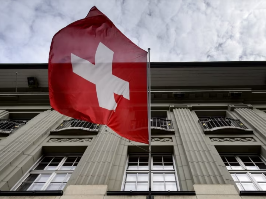 REL/ Zvicra thotë se mban mbi 8 miliardë rezerva të Bankës Qendrore ruse
